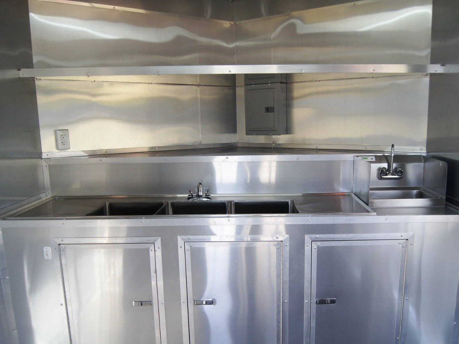 1011-8.5x16-elite-porch-concession-food-trailer-merchandising-with-blackout-pkg-5.webp 8.5x16 Elite Porch Concession Food Trailer Merchandising with Blackout Pkg