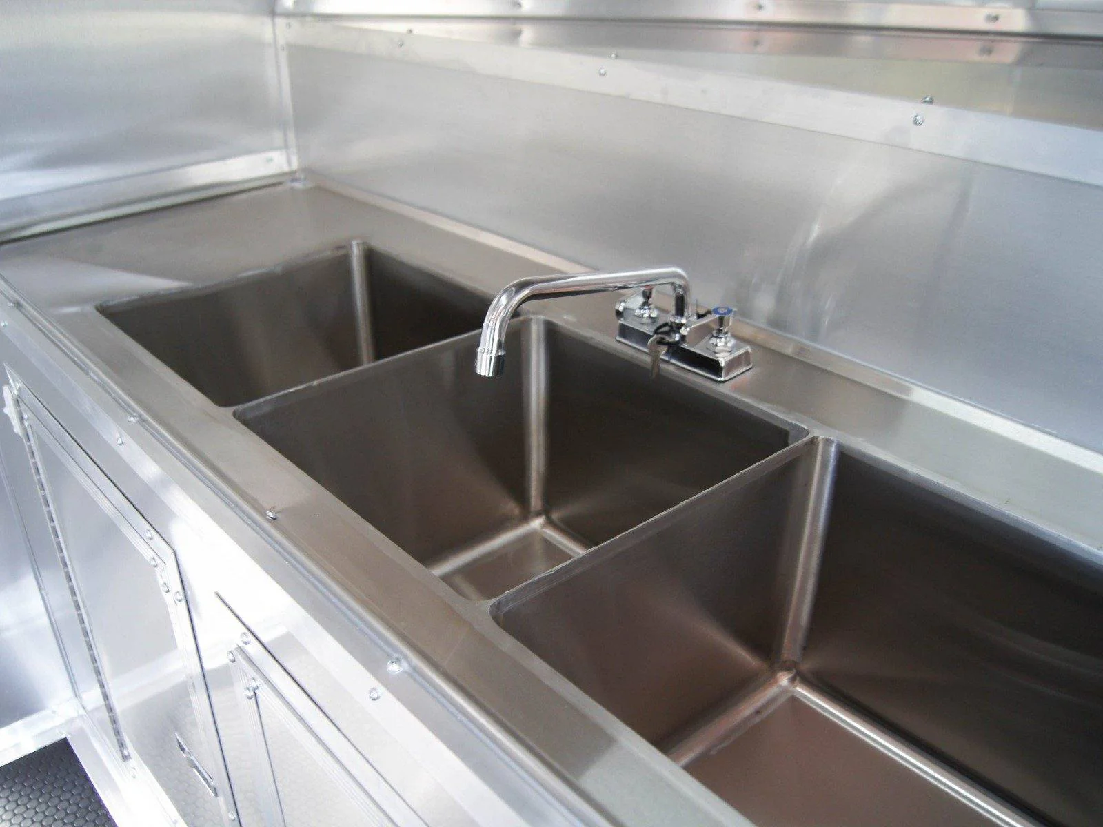 1011-8.5x16-elite-porch-concession-food-trailer-merchandising-with-blackout-pkg-7.webp 8.5x16 Elite Porch Concession Food Trailer Merchandising with Blackout Pkg