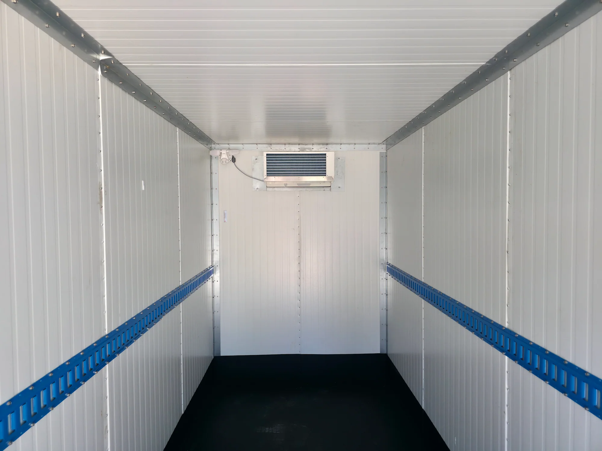 1468-custom-7-x-16-white-refrigerated-cooler-and-freezer-trailer-includes-generator-15.webp Custom 7' X 16' White Refrigerated Cooler and Freezer Trailer (Includes Generator)