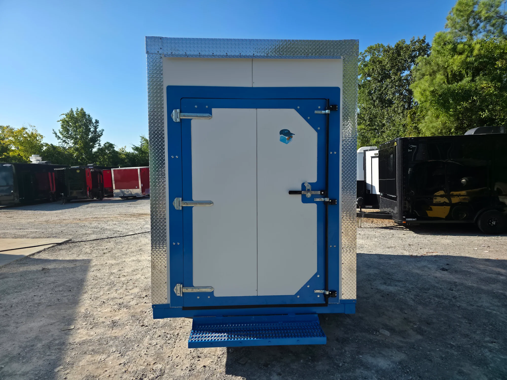 1468-custom-7-x-16-white-refrigerated-cooler-and-freezer-trailer-includes-generator-5.webp Custom 7' X 16' White Refrigerated Cooler and Freezer Trailer (Includes Generator)
