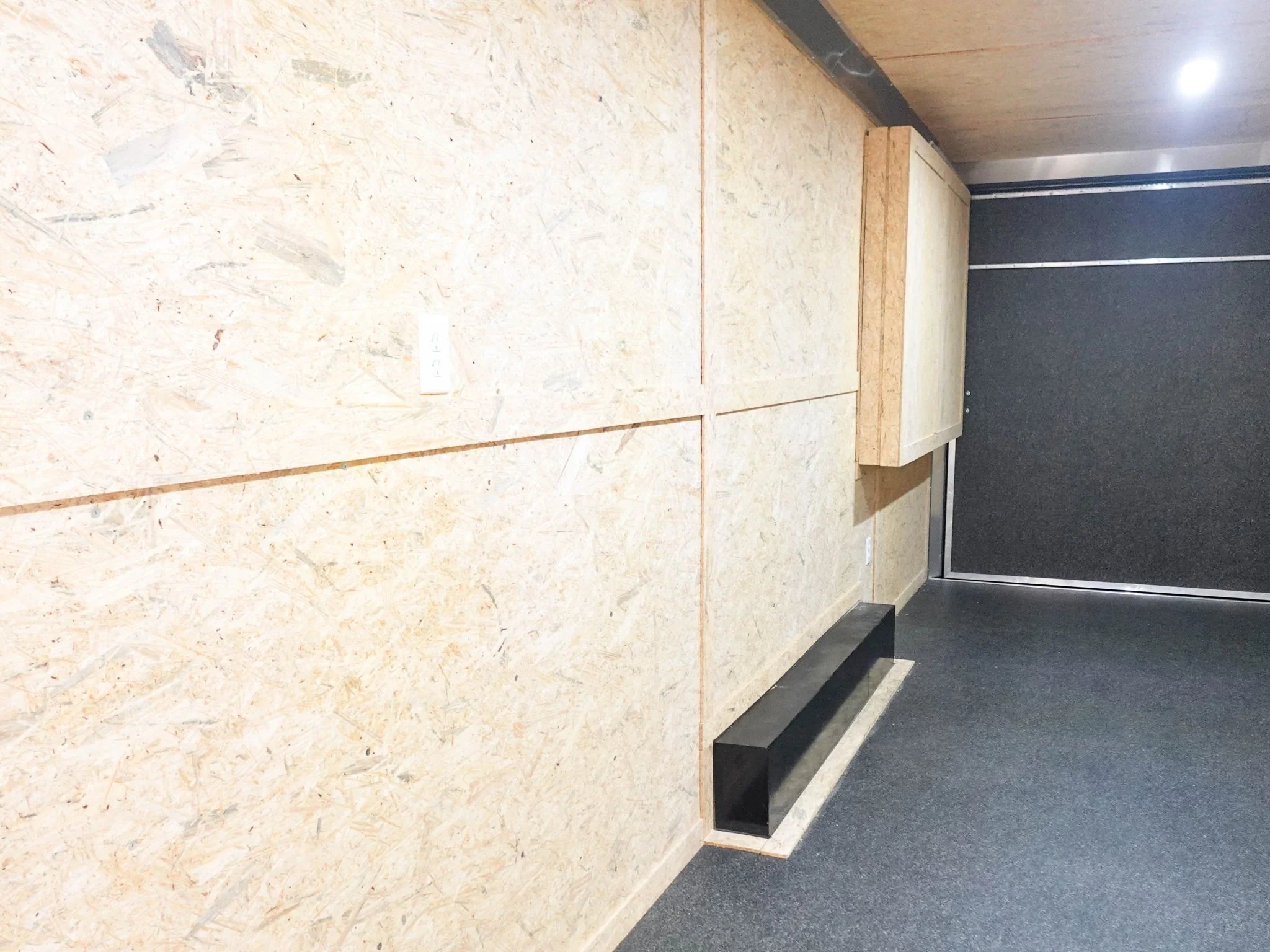 1485-white-flat-nose-enclosed-trailer-8.5-x-24-with-2-5-200lbs-15.webp White Flat Nose Enclosed Trailer 8.5' X 24' with (2) 5,200lbs