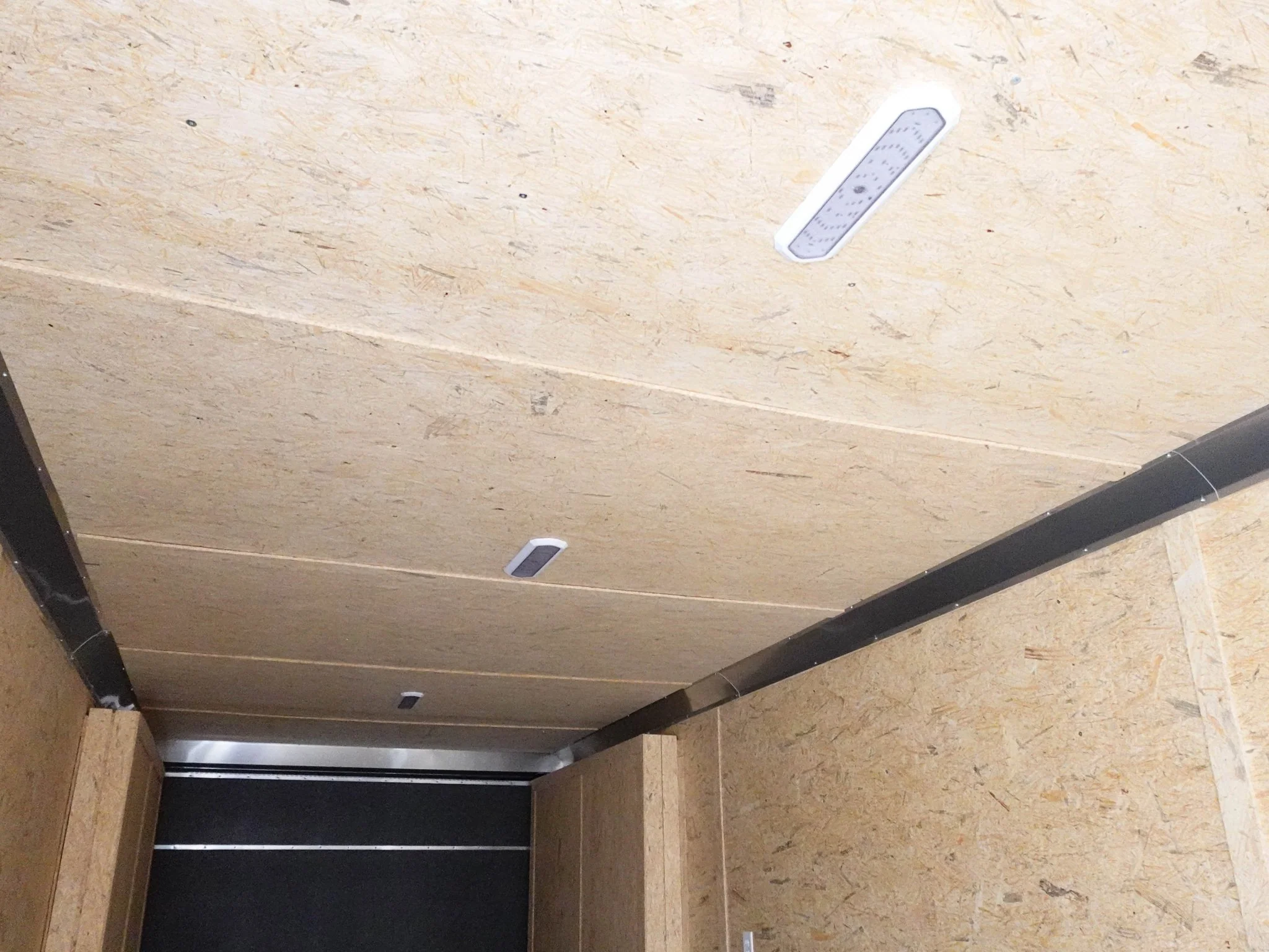1485-white-flat-nose-enclosed-trailer-8.5-x-24-with-2-5-200lbs-17.webp White Flat Nose Enclosed Trailer 8.5' X 24' with (2) 5,200lbs