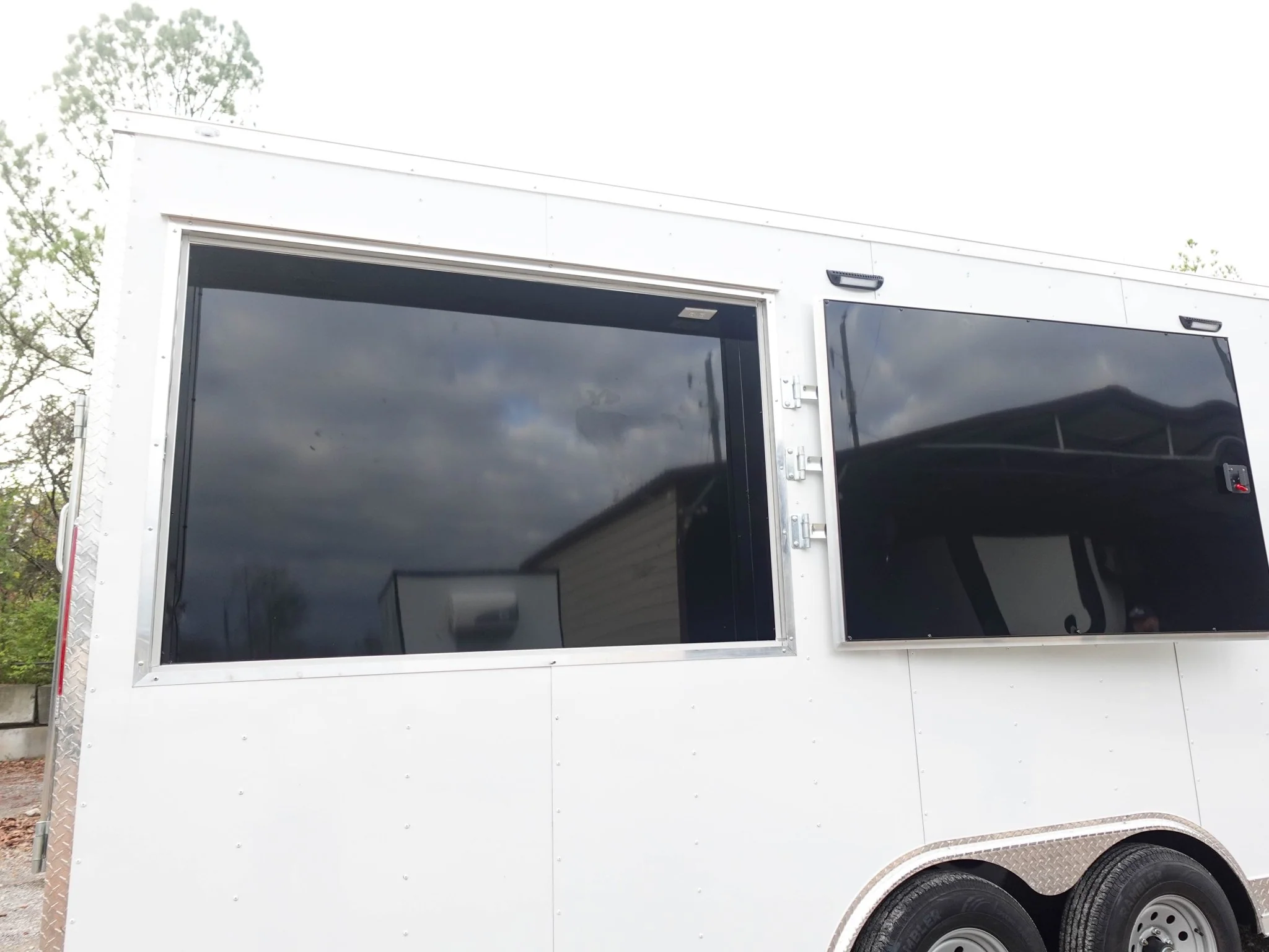 1485-white-flat-nose-enclosed-trailer-8.5-x-24-with-2-5-200lbs-19.webp White Flat Nose Enclosed Trailer 8.5' X 24' with (2) 5,200lbs
