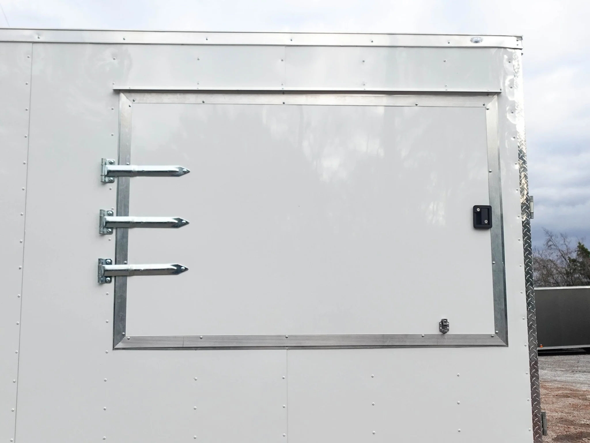 1485-white-flat-nose-enclosed-trailer-8.5-x-24-with-2-5-200lbs-3.webp White Flat Nose Enclosed Trailer 8.5' X 24' with (2) 5,200lbs