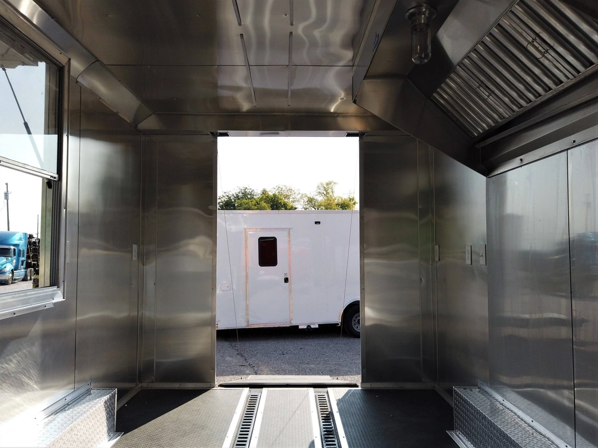 200-8.5-x-16-yellow-concession-food-v-nose-trailer-13.webp 8.5' x 16' Yellow Concession Food V-Nose Trailer