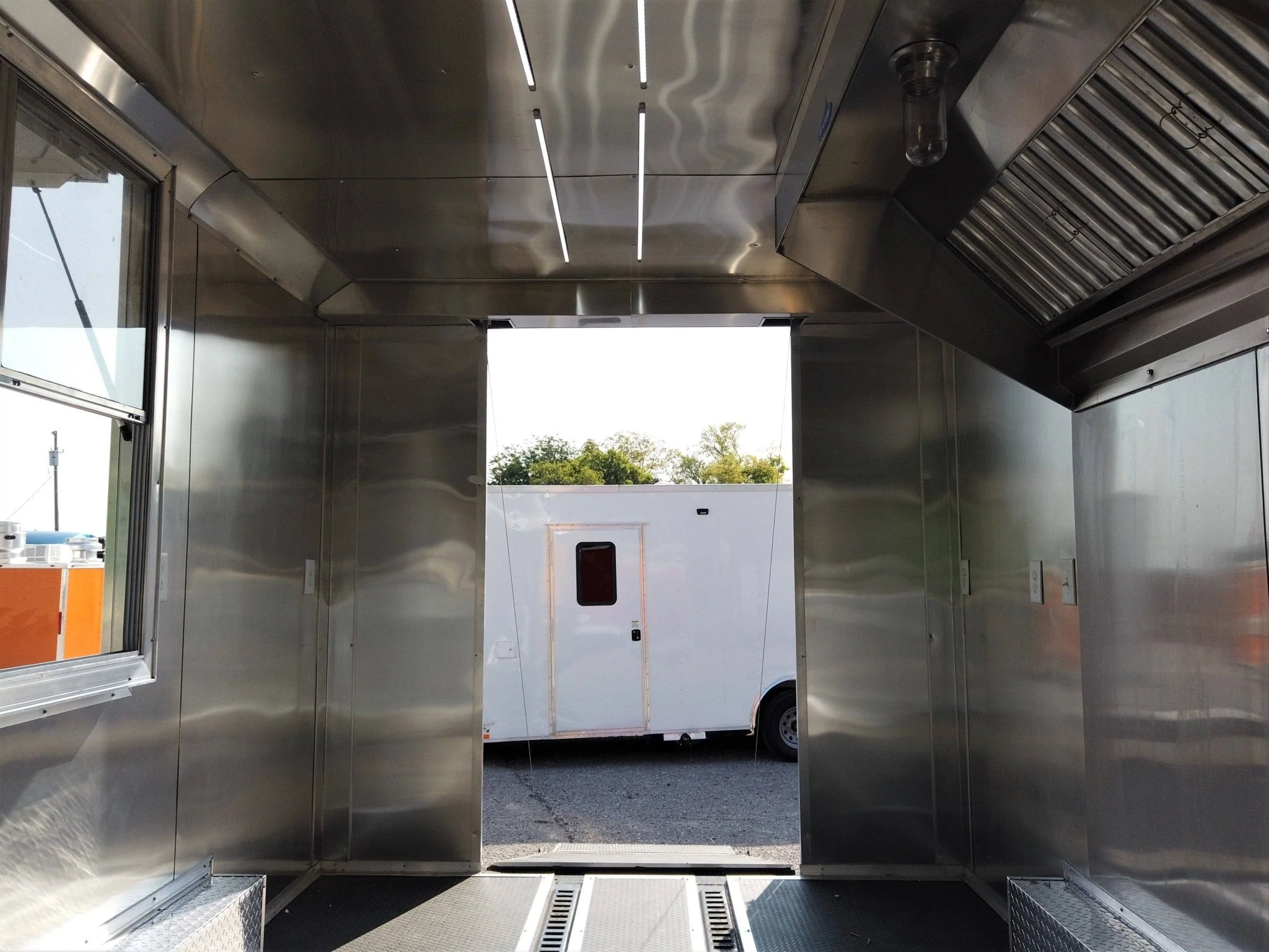 200-8.5-x-16-yellow-concession-food-v-nose-trailer-14.webp 8.5' x 16' Yellow Concession Food V-Nose Trailer