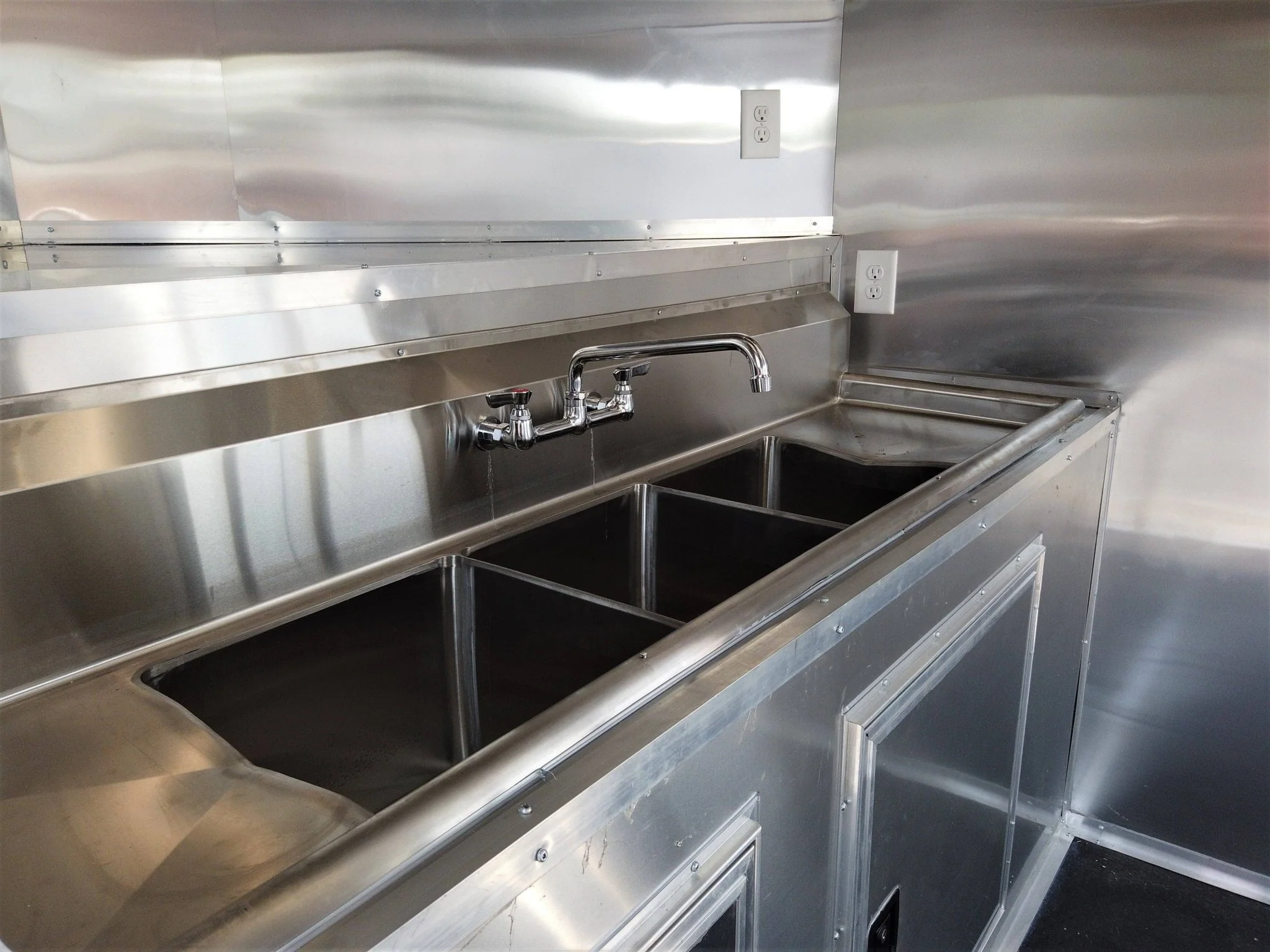 200-8.5-x-16-yellow-concession-food-v-nose-trailer-15.webp 8.5' x 16' Yellow Concession Food V-Nose Trailer