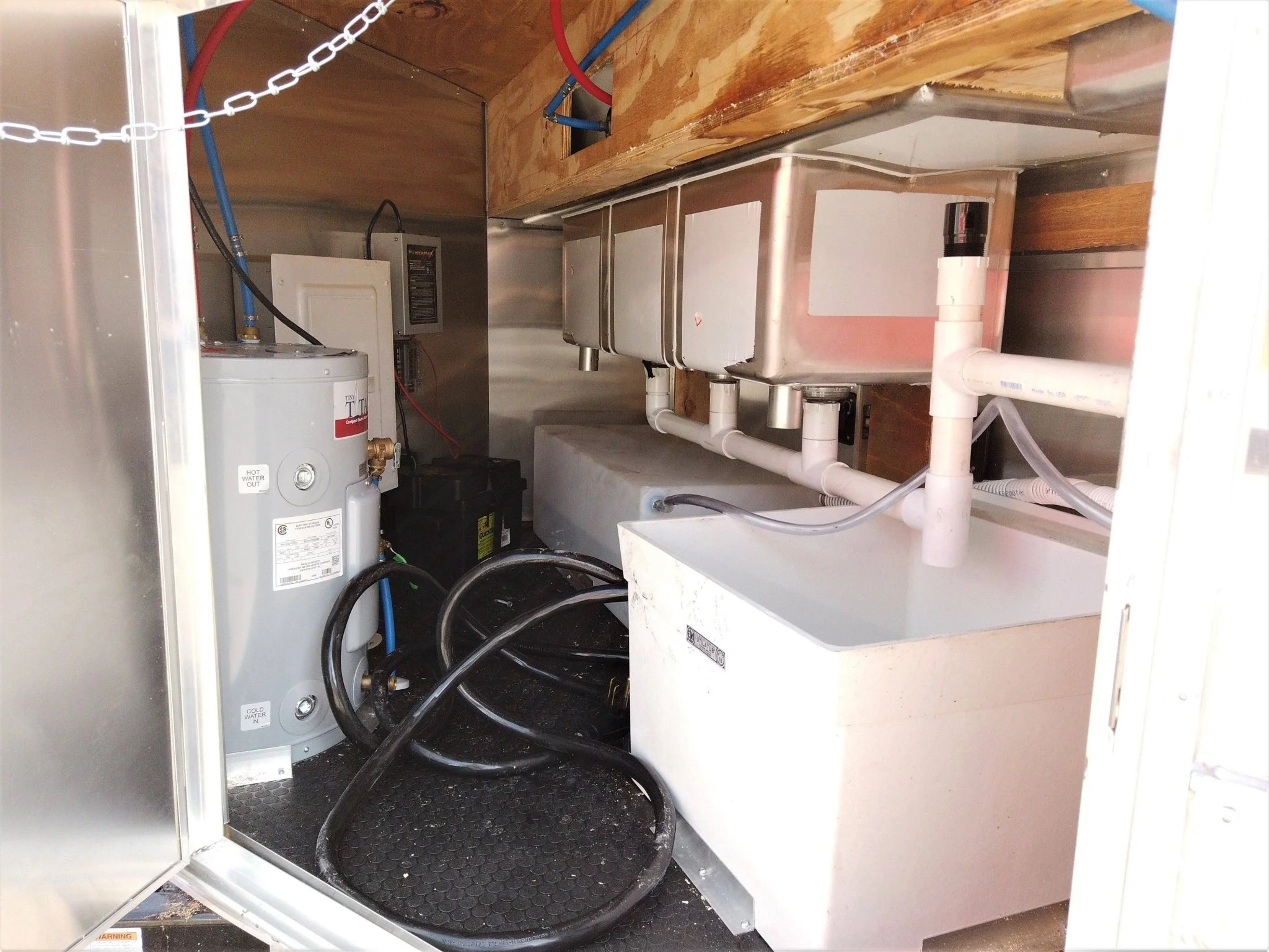 200-8.5-x-16-yellow-concession-food-v-nose-trailer-17.webp 8.5' x 16' Yellow Concession Food V-Nose Trailer