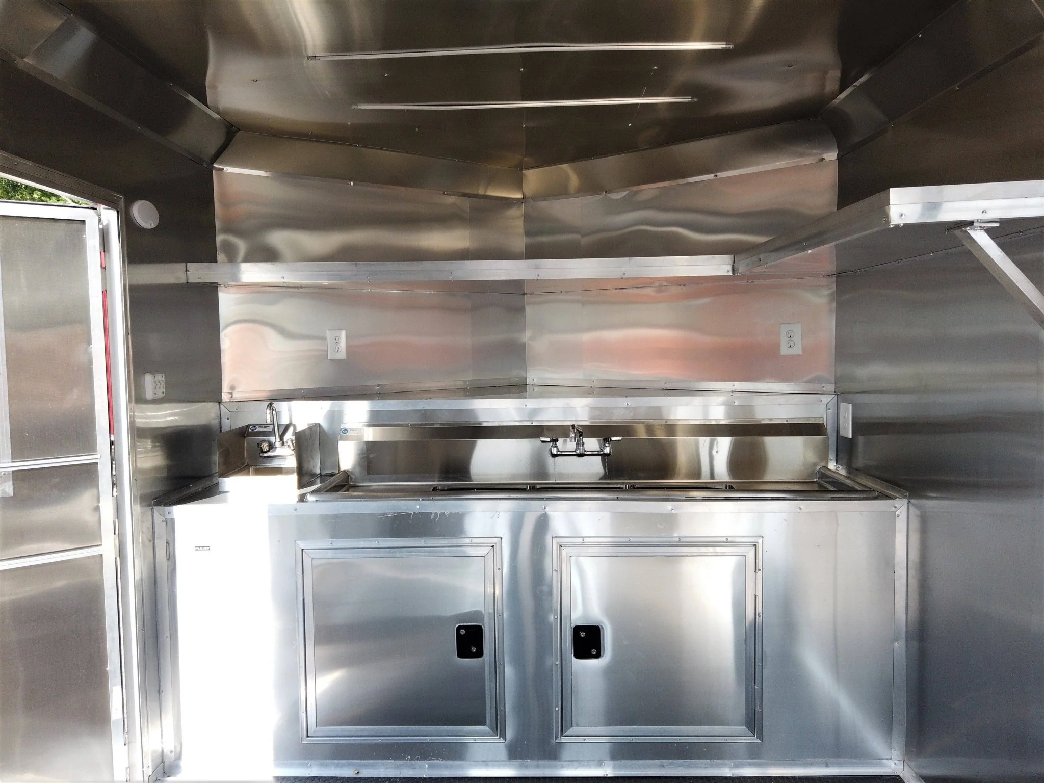 200-8.5-x-16-yellow-concession-food-v-nose-trailer-26.webp 8.5' x 16' Yellow Concession Food V-Nose Trailer