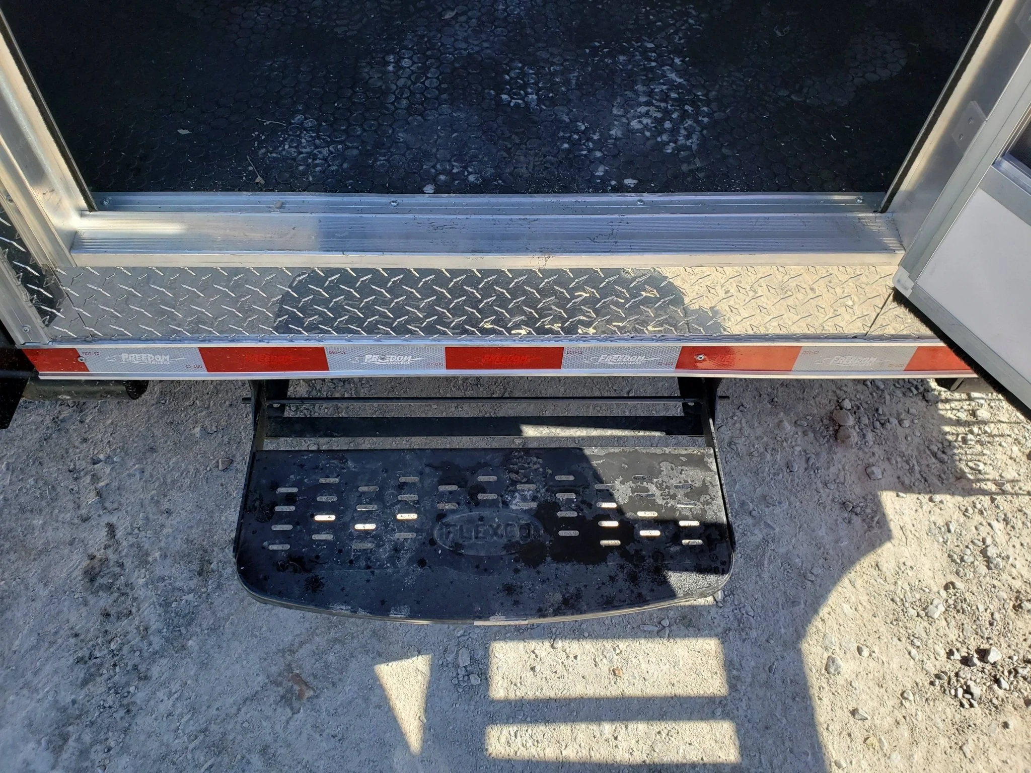 828-8.5-x-27-victory-red-gooseneck-concession-food-trailer-3.webp 8.5' x 27' Victory Red Gooseneck Concession Food Trailer