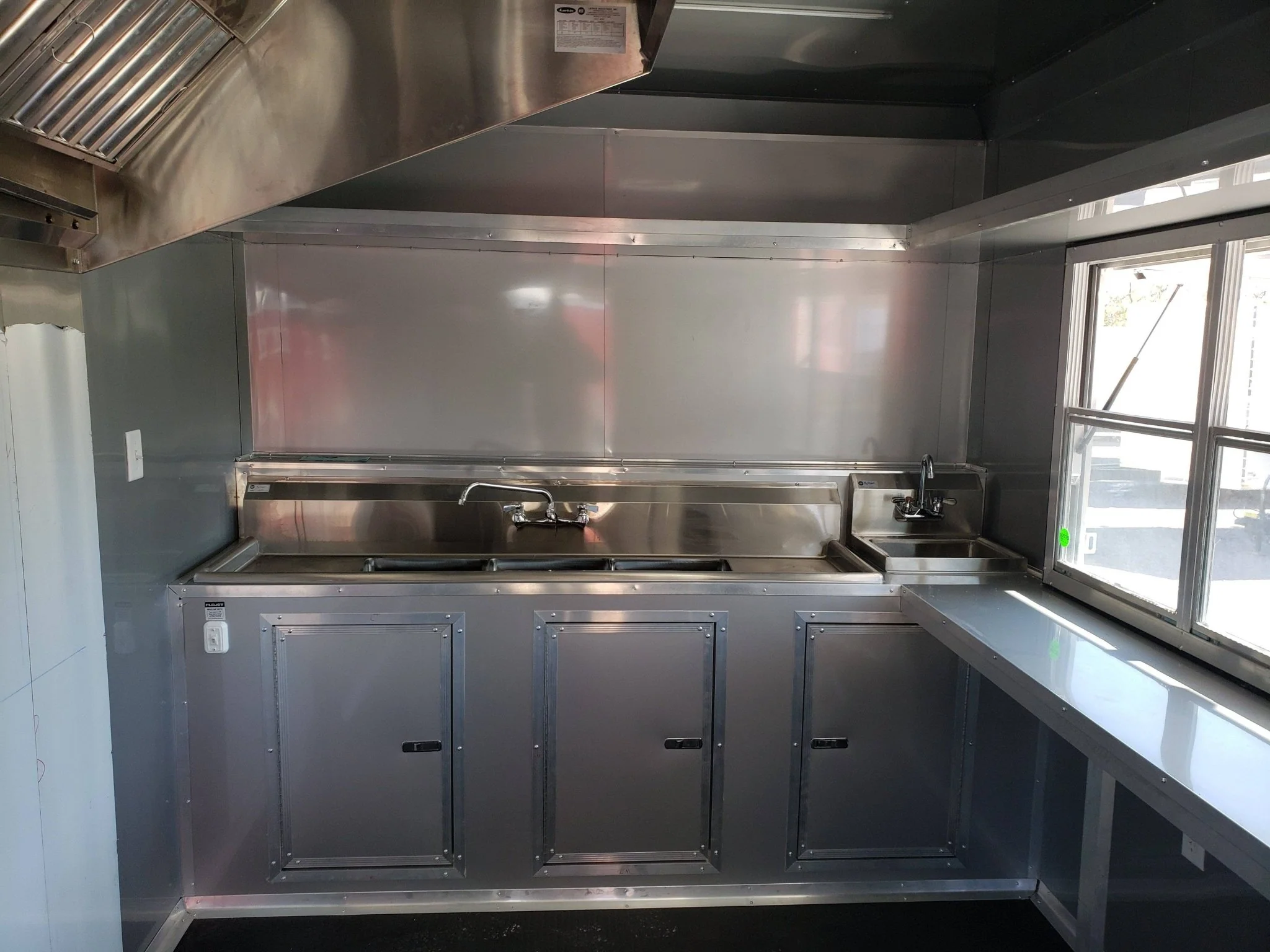 828-8.5-x-27-victory-red-gooseneck-concession-food-trailer-6.webp 8.5' x 27' Victory Red Gooseneck Concession Food Trailer