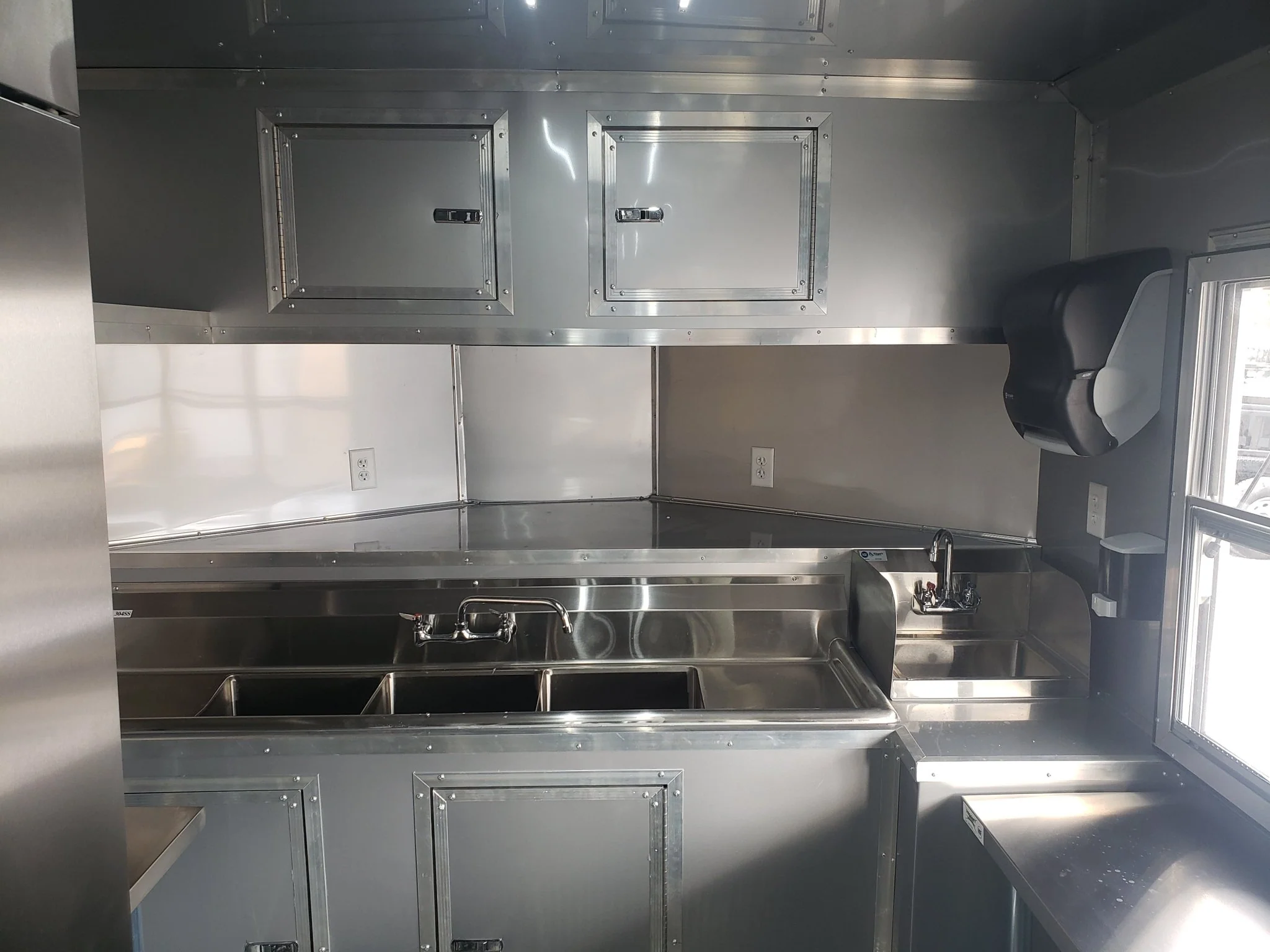 841-8.5-x-28-black-porch-style-bbq-vending-concession-trailer-25.webp 8.5' x 28' Black Porch Style BBQ Vending Concession Trailer