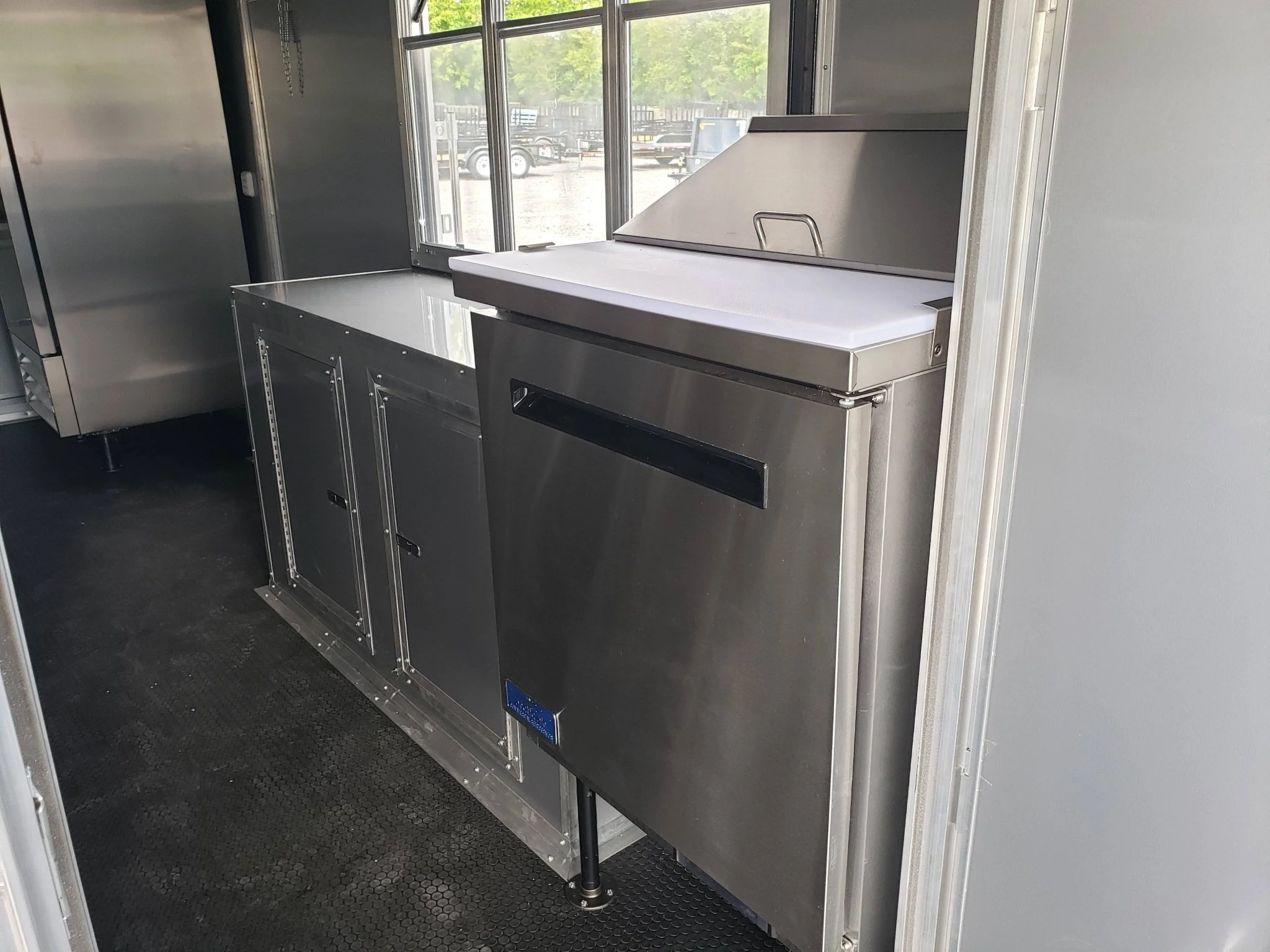 843-8.5-x-28-brandy-wine-bbq-vending-concession-trailer-18.webp 8.5' x 28' Brandy Wine BBQ Vending Concession Trailer