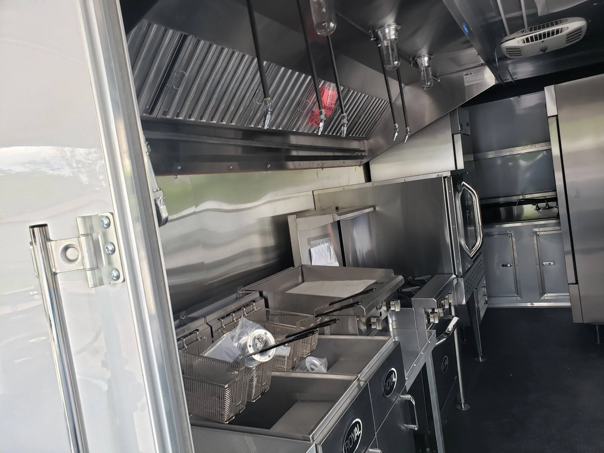 843-8.5-x-28-brandy-wine-bbq-vending-concession-trailer-24.webp 8.5' x 28' Brandy Wine BBQ Vending Concession Trailer