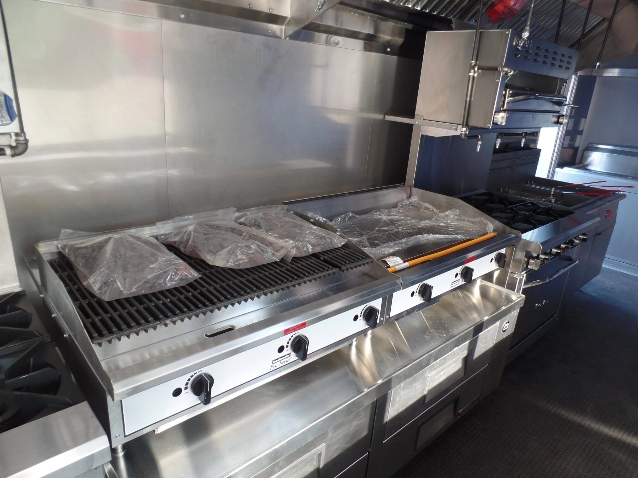 934-8.5-x-32-concession-food-trailer-concession-white-event-catering-30.webp 8.5' x 32' Concession Food Trailer Concession White Event Catering