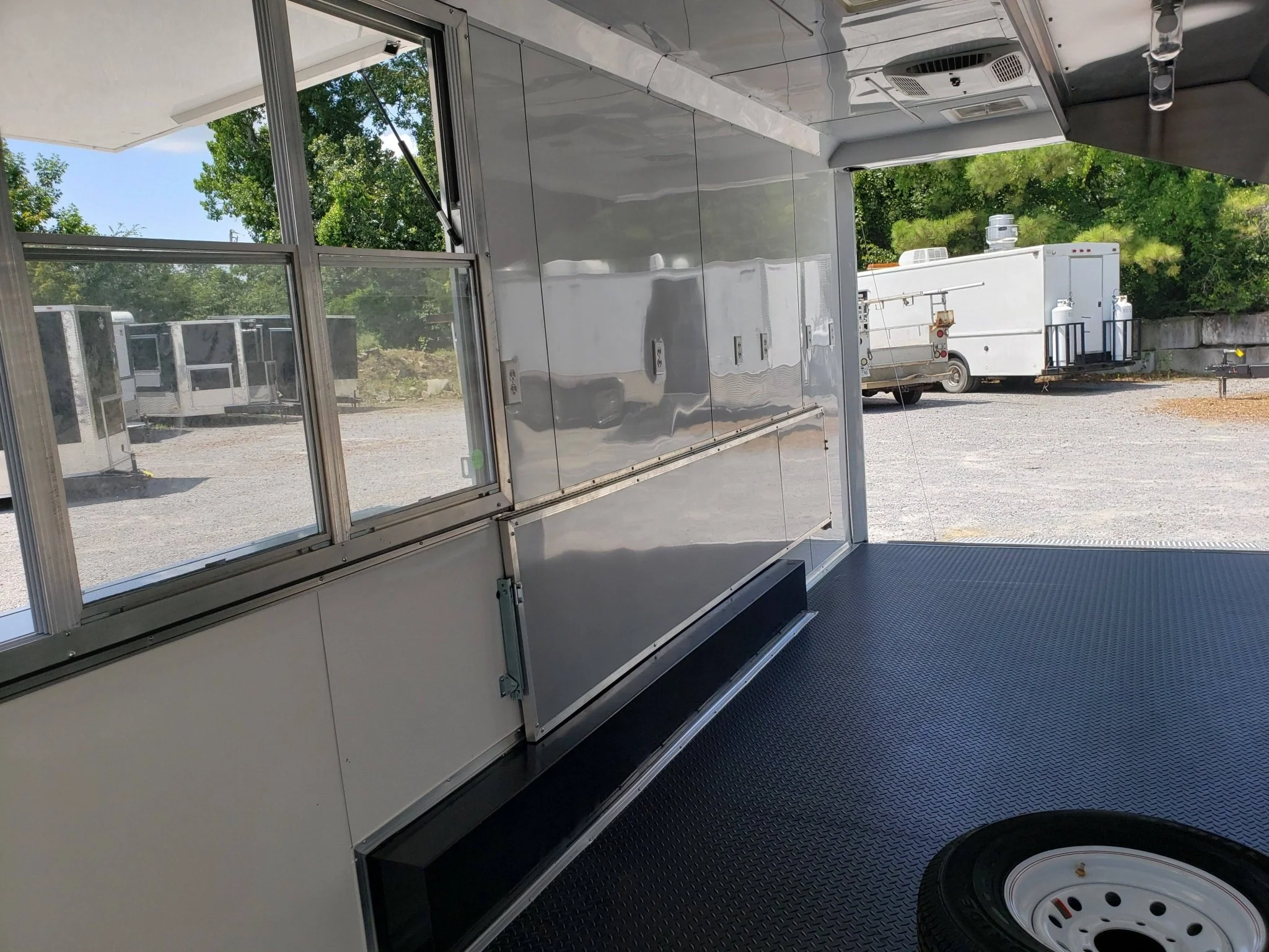 945-8.5-x-32-white-gooseneck-concession-trailer-24.webp 8.5' x 32' White Gooseneck Concession Trailer