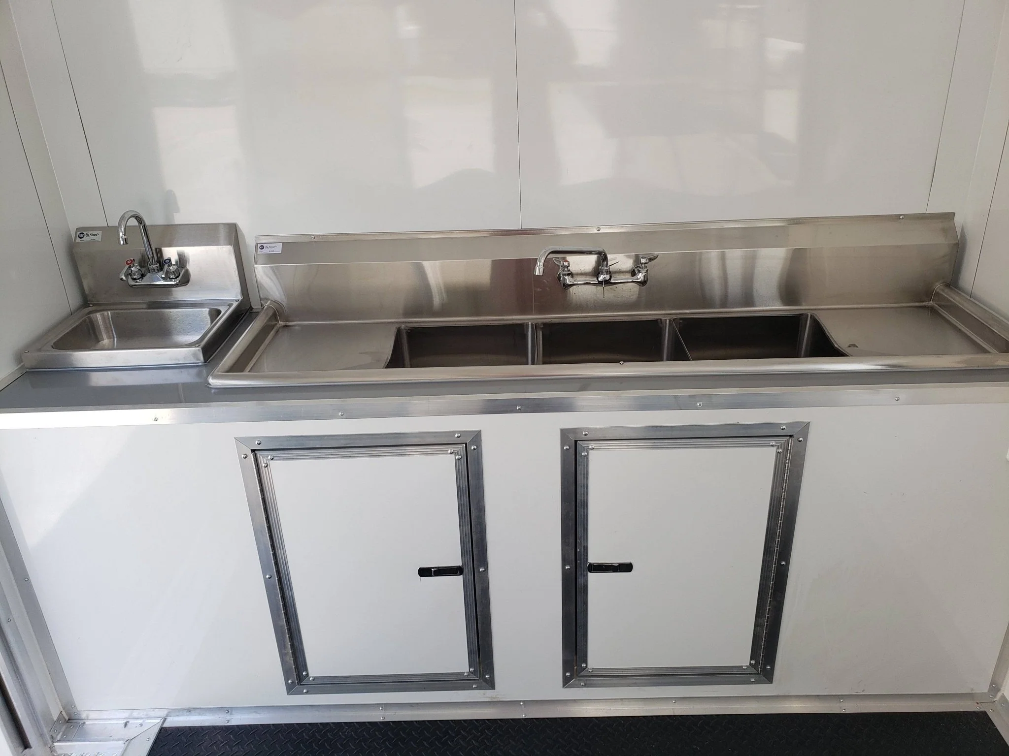 945-8.5-x-32-white-gooseneck-concession-trailer-8.webp 8.5' x 32' White Gooseneck Concession Trailer