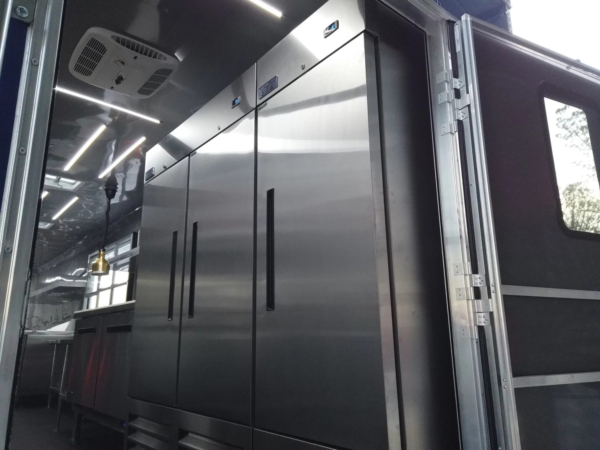 987-8.5-x-46-cobalt-blue-gooseneck-concession-trailer-without-appliances-10.webp 8.5' x 46' Cobalt Blue Gooseneck Concession Trailer (Without Appliances)