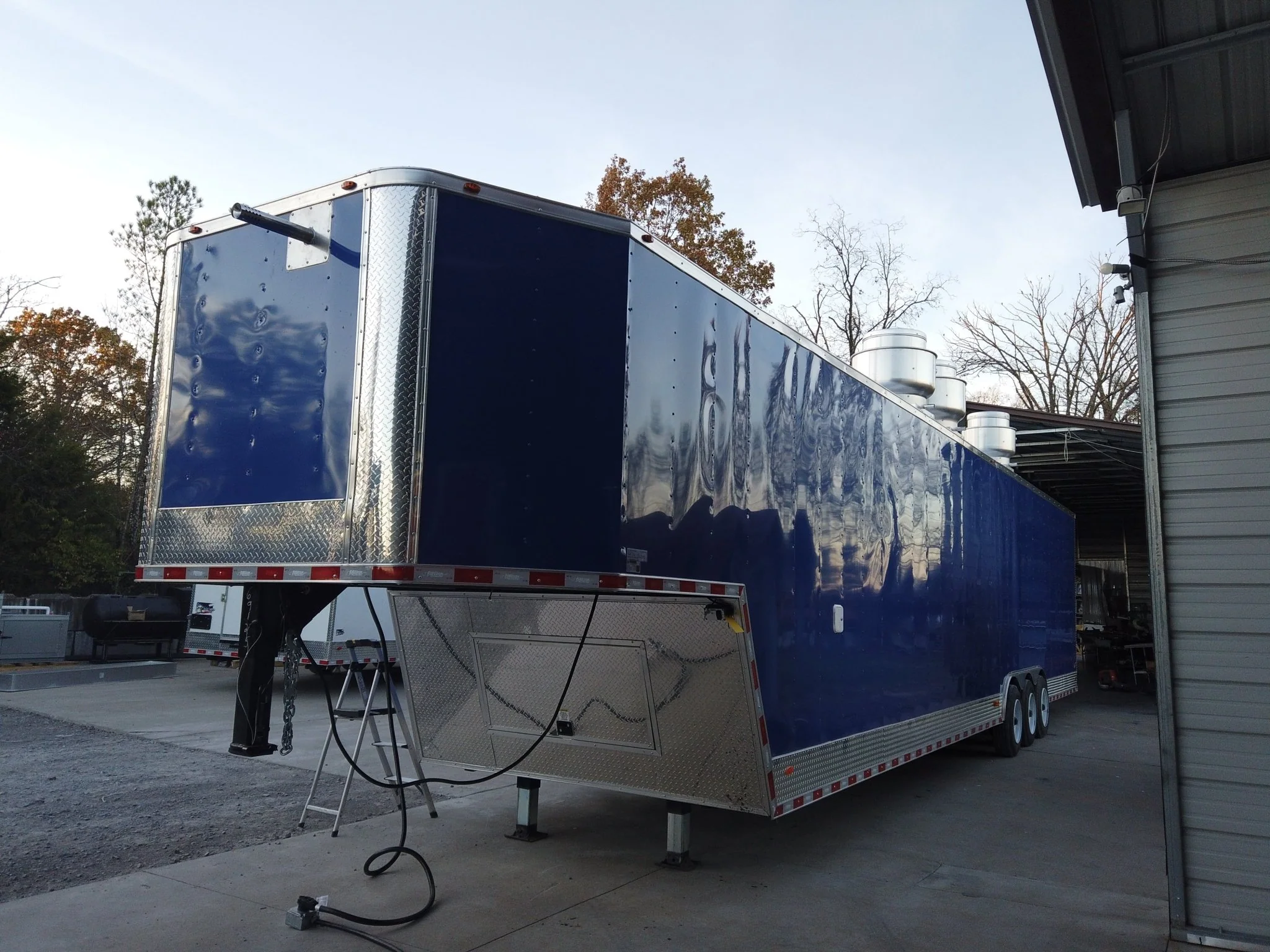 987-8.5-x-46-cobalt-blue-gooseneck-concession-trailer-without-appliances-2.webp 8.5' x 46' Cobalt Blue Gooseneck Concession Trailer (Without Appliances)