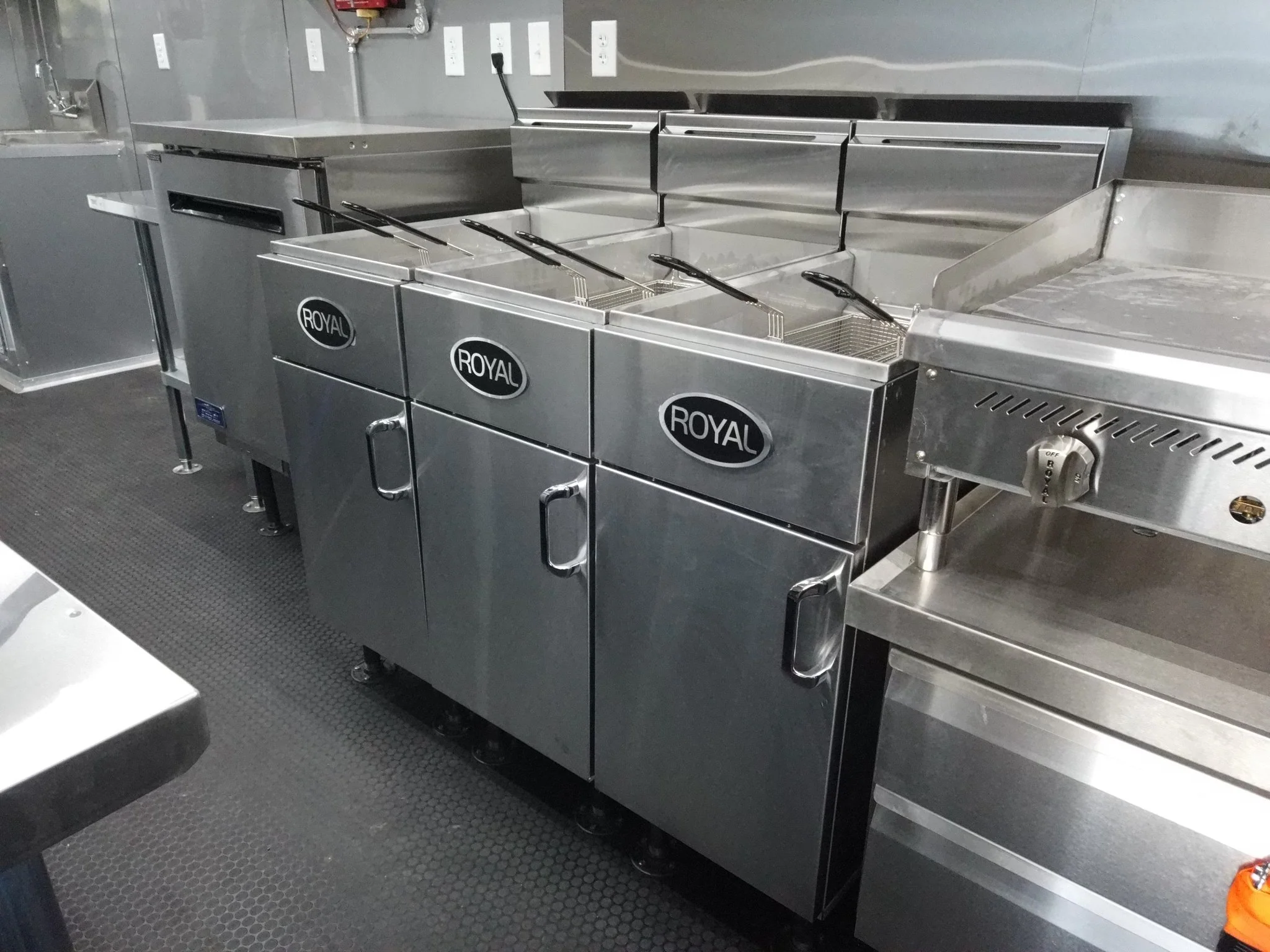 987-8.5-x-46-cobalt-blue-gooseneck-concession-trailer-without-appliances-32.webp 8.5' x 46' Cobalt Blue Gooseneck Concession Trailer (Without Appliances)