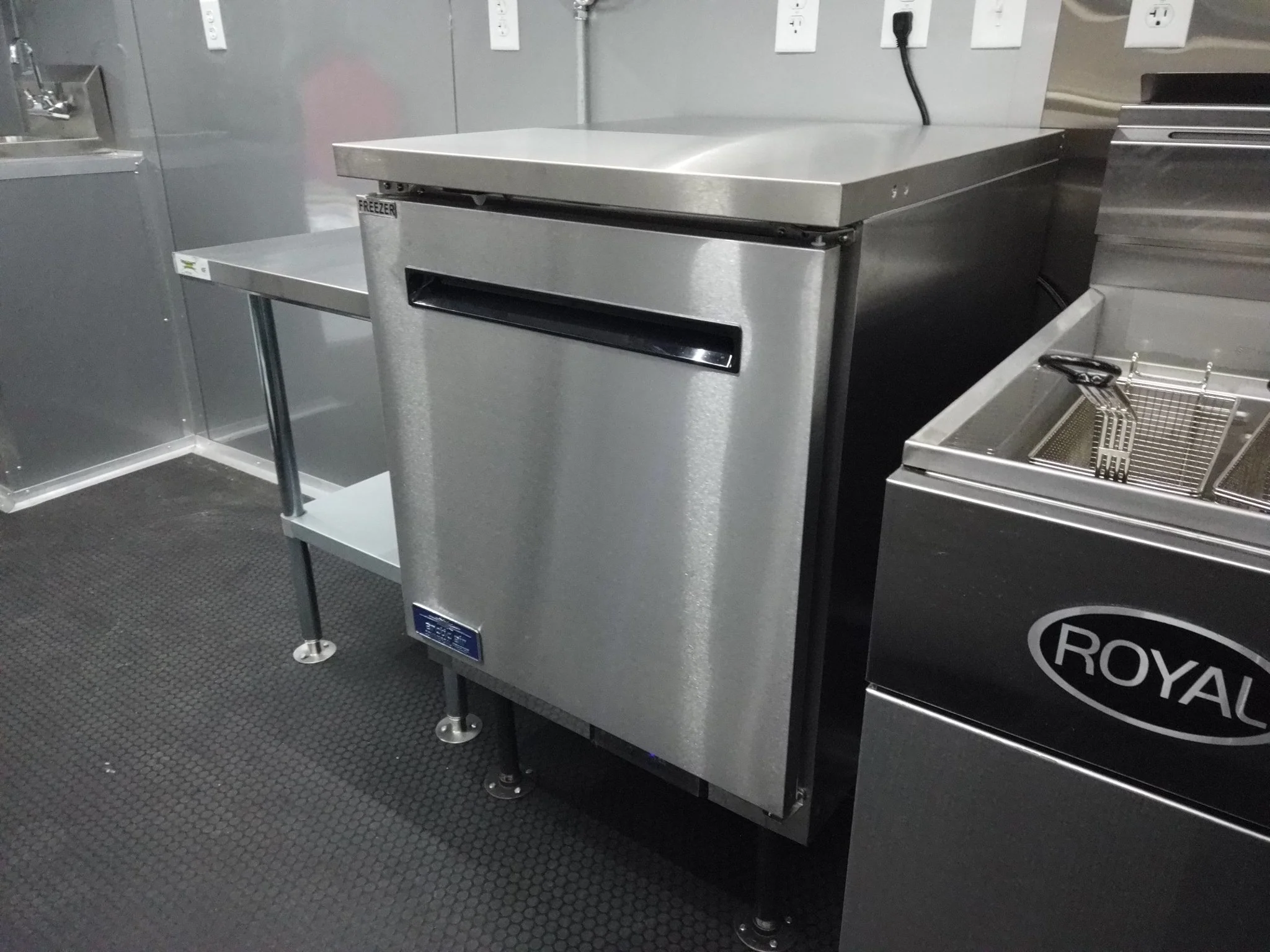 987-8.5-x-46-cobalt-blue-gooseneck-concession-trailer-without-appliances-33.webp 8.5' x 46' Cobalt Blue Gooseneck Concession Trailer (Without Appliances)